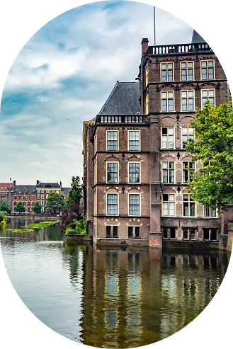 Historisch regeringsdistrict met vijver en fontein in Nederland.